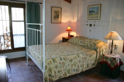 Extremt rymligt sovrum med badrum med fantastiska, queen-size himmelssäng.