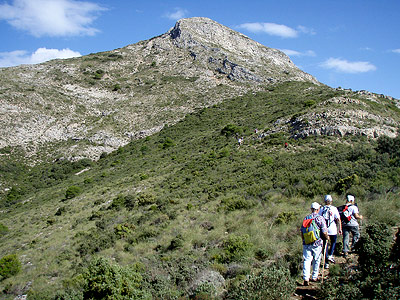 Cuesta del Cielo. Walkers approaching the final stage of the ascent of Cuesta del Cielo.