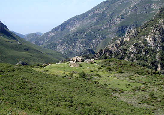 Eine spektakuläre Berglandschaft mit einem ruinösen Cortijo liegt in der High Sierra aufgegeben.