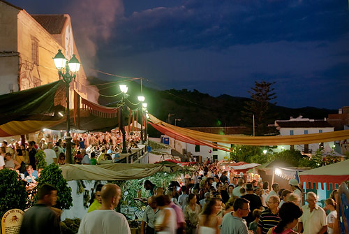 Scharen von Menschen füllen die Straßen Frigiliana in der Nacht während des Festivals der Drei Kulturen einmal jährlich statt zu feiern, als die Juden, Christen und Muslime gemeinsam in Frigiliana lebte zu einer Zeit.