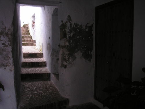 En annan passage som leder genom en tunnel som byggdes under någons hus..