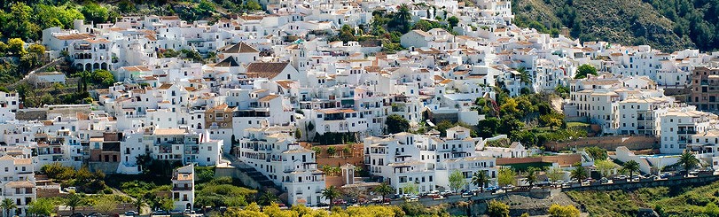 Frigiliana in den Hügeln.