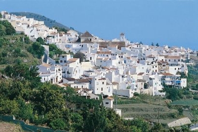 Ein Blick auf eine glitzernde, weiß getünchten Frigiliana in der spanischen Sonne.