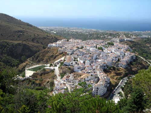 Eine spektakuläre Aussicht auf das neue Dorf Frigiliana mit Blick auf das Mittelmeer.