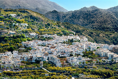 Panoramablick auf das alte Dorf Frigiliana in früheren Jahren mit der gleichen beeindruckenden Kulisse der Sierra und Naturpark, wie es jetzt ist.