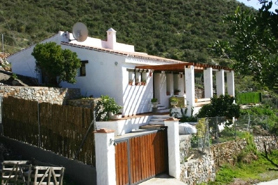 Die Villa aus dem auf einem Hügel von wilden Rosmarin, Thymian und Lavendel.