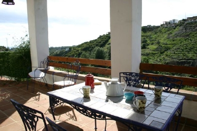 Eine andere Perspektive der vorderen Terrasse mit Blick auf die Landschaft.