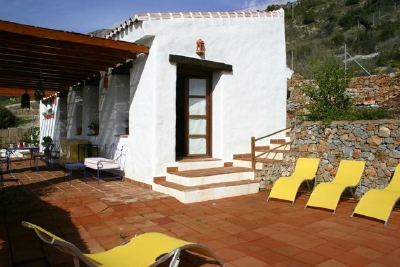 Blick auf die Kontinuität zwischen der vorderen Terrasse und der Pool-Terrasse.